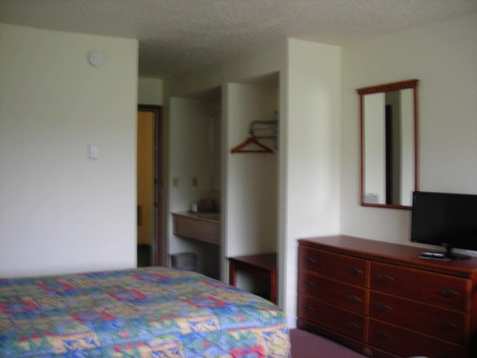 Model Towne Inn Motel Gwinn Exterior foto